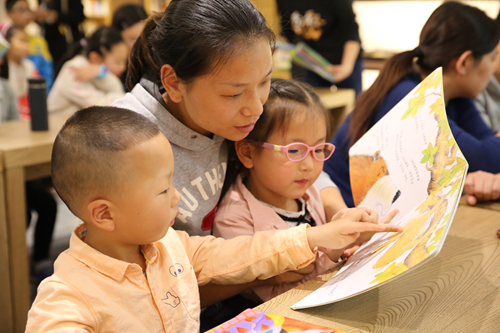 坚持每天陪孩子阅读的王女士，用行动让孩子们爱上阅读.JPG